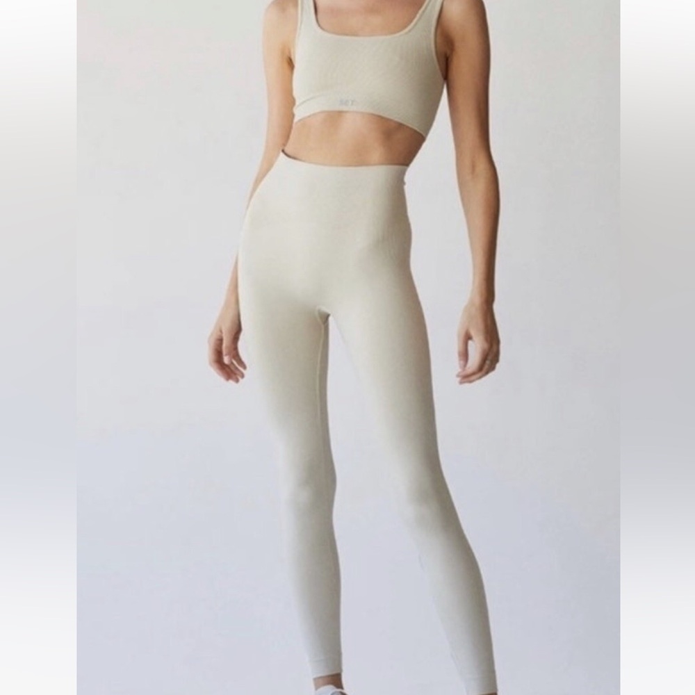 Womens Set Active Sculptflex Beige Oat Milk Compression Leggings
Size small